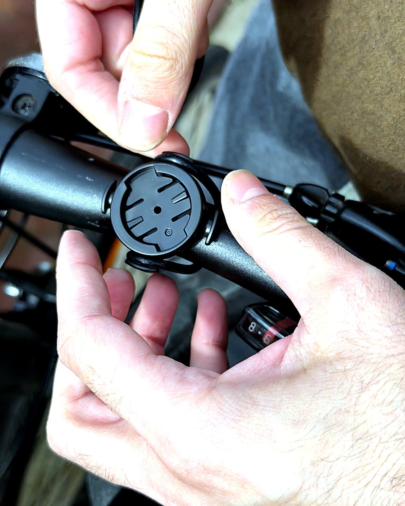 Fitting the Coospo CS600 quarter-turn mount to a handlebar